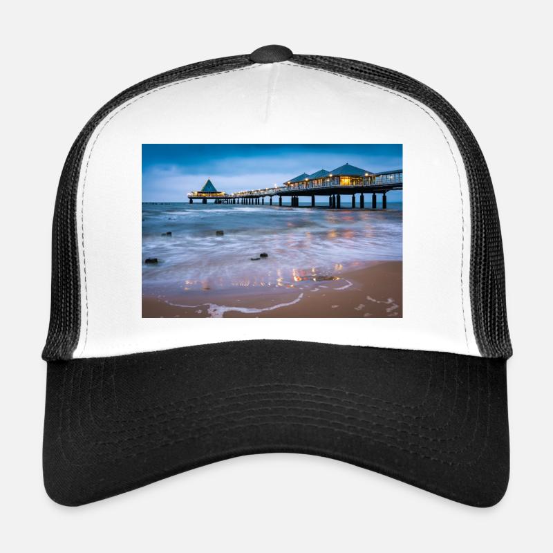 Seebrücke Heringsdorf mit Lichterglanz - Trucker Cap - Weiß/Schwarz