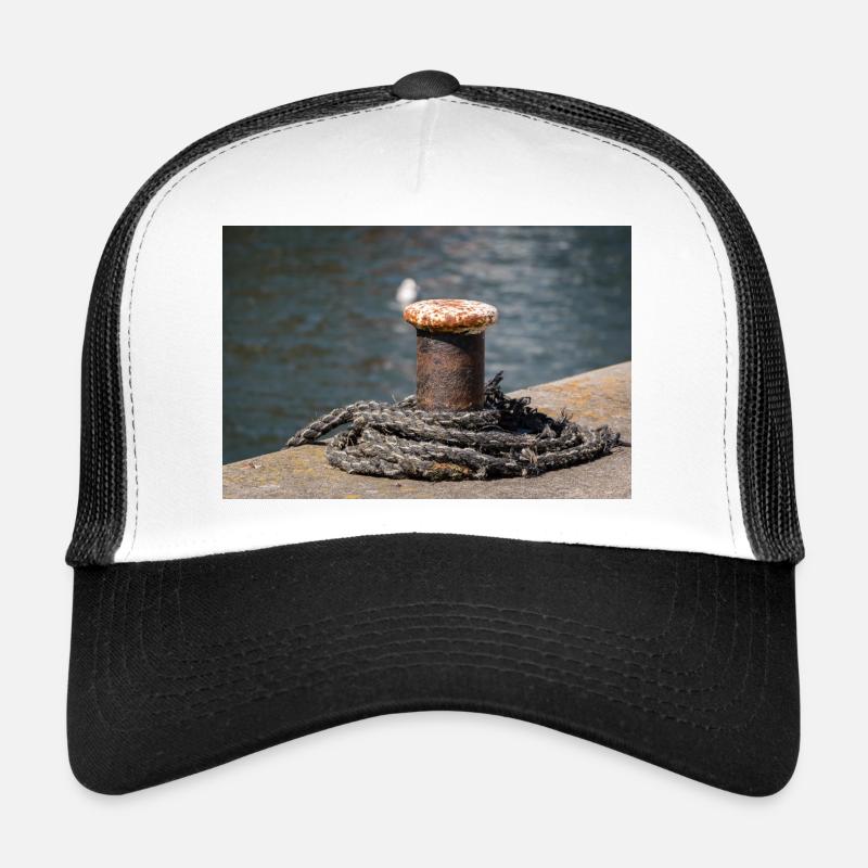 Affiches de bornes dans le port de Büsum, Allemagne Casquette trucker 