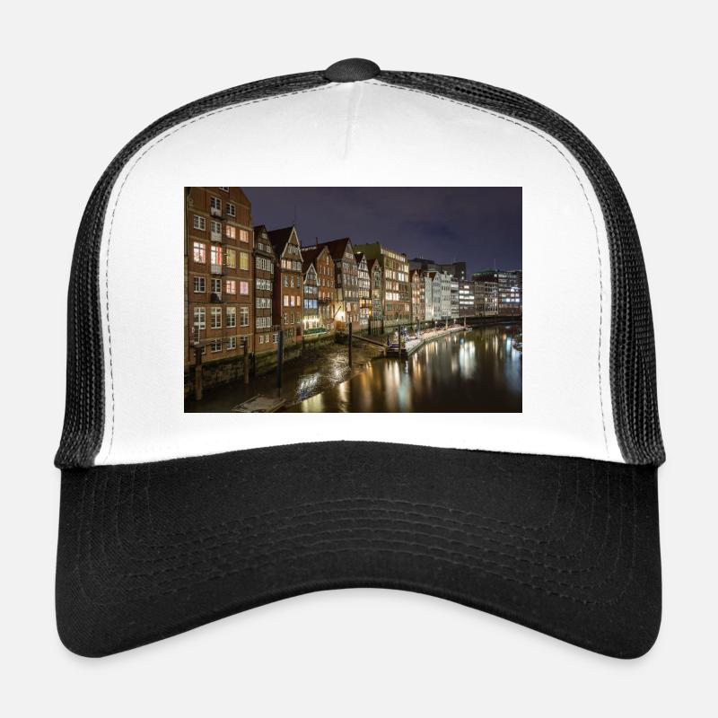 Vue nocturne de la route de la digue sur le Nikolaifleet Casquette trucker 