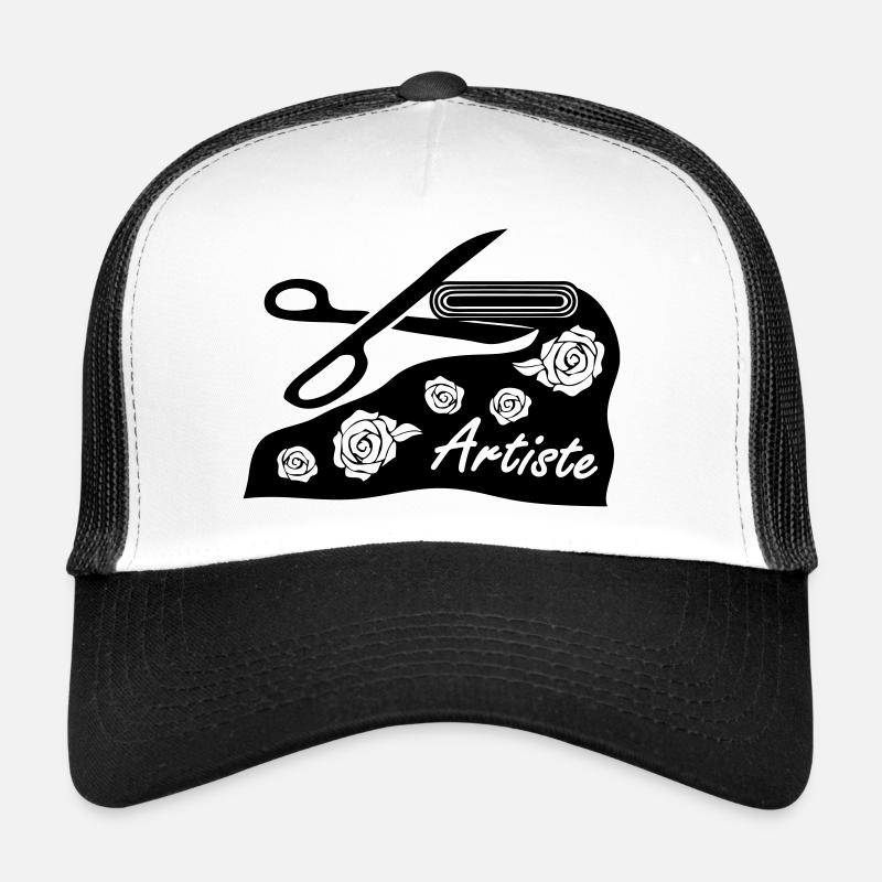 Avec tissu et des ciseaux pour le projet d'art Casquette trucker 