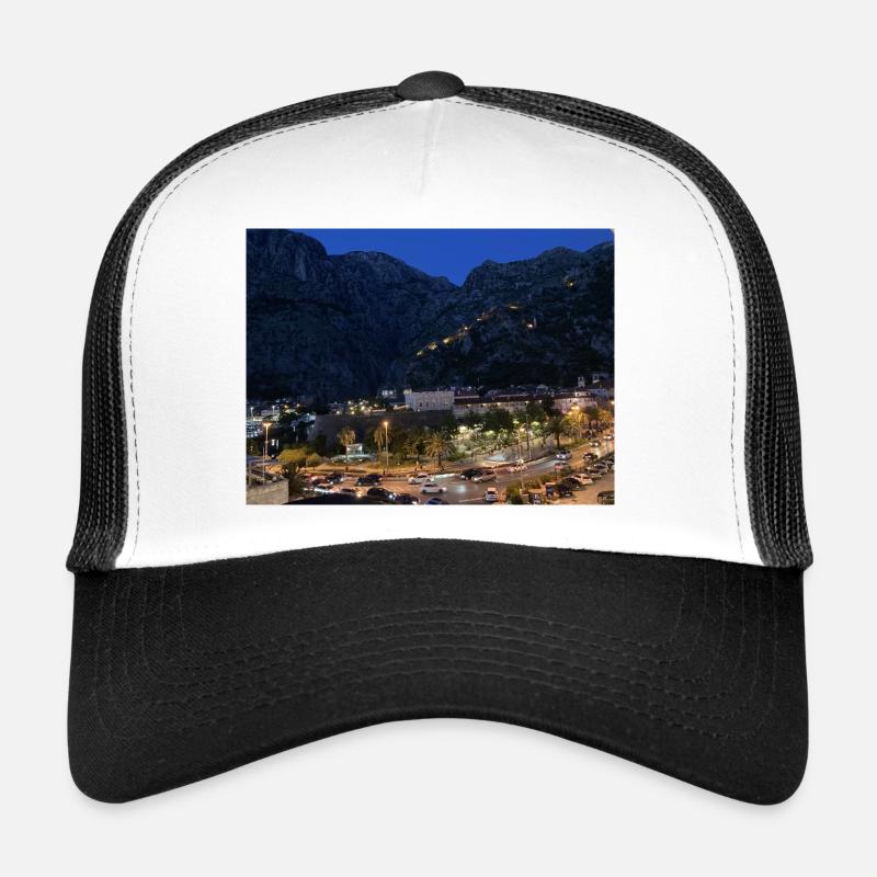 Evening atmosphere in Bergdorf - Trucker Cap - white/black