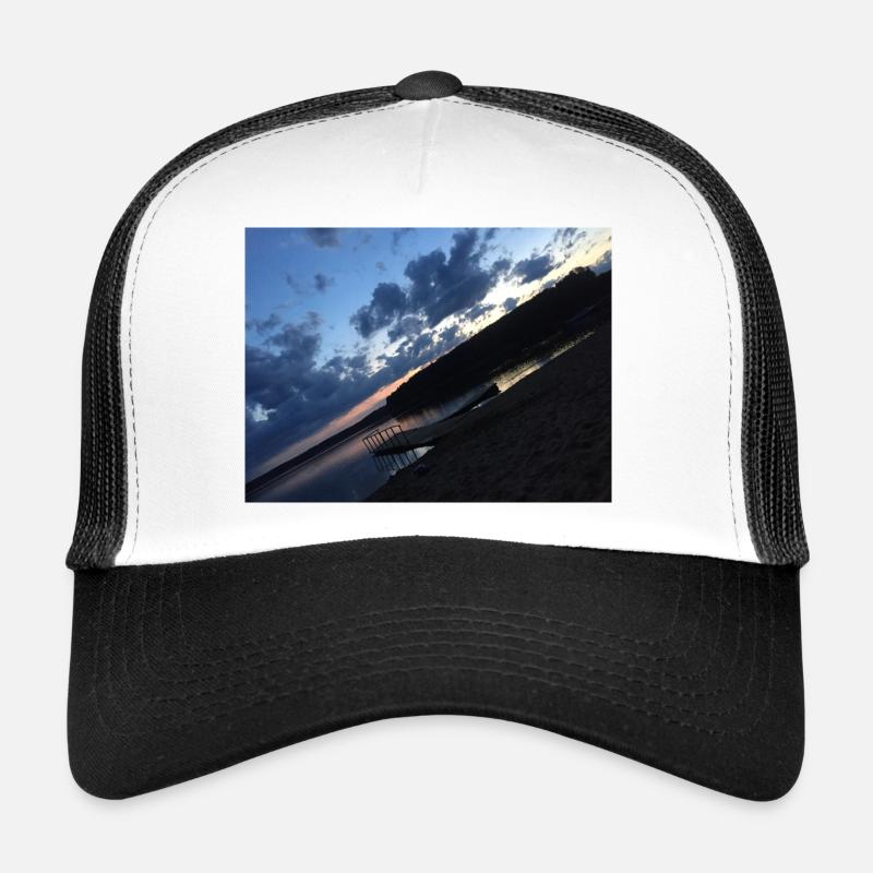 Coucher de soleil sur le lac avec un bateau en briques Casquette trucker 