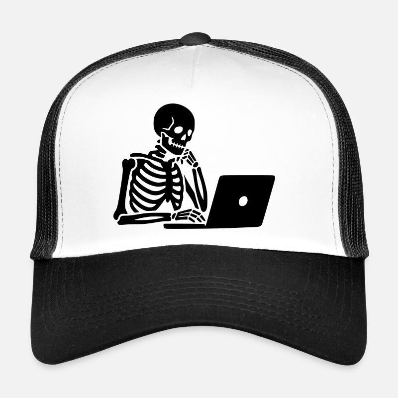Skelett am Laptop Computer Trucker Cap