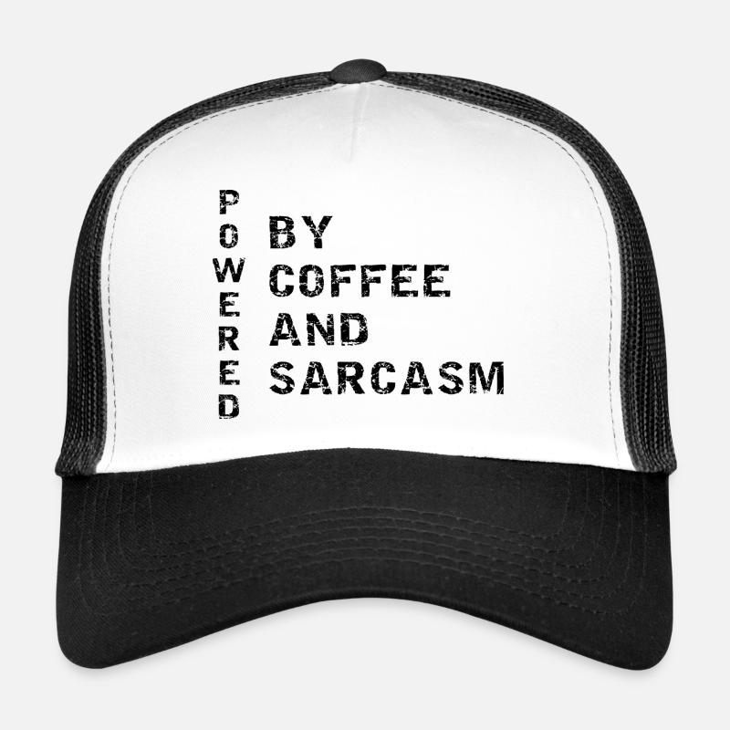 Angedreven von Kaffee und Sarkasmus Trucker Cap