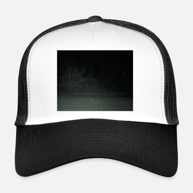 Gruselige Kreatur im Wald Trucker Cap