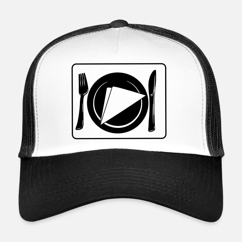 Messer und Gabel auf Tischset mit Teller und Serviette Trucker Cap