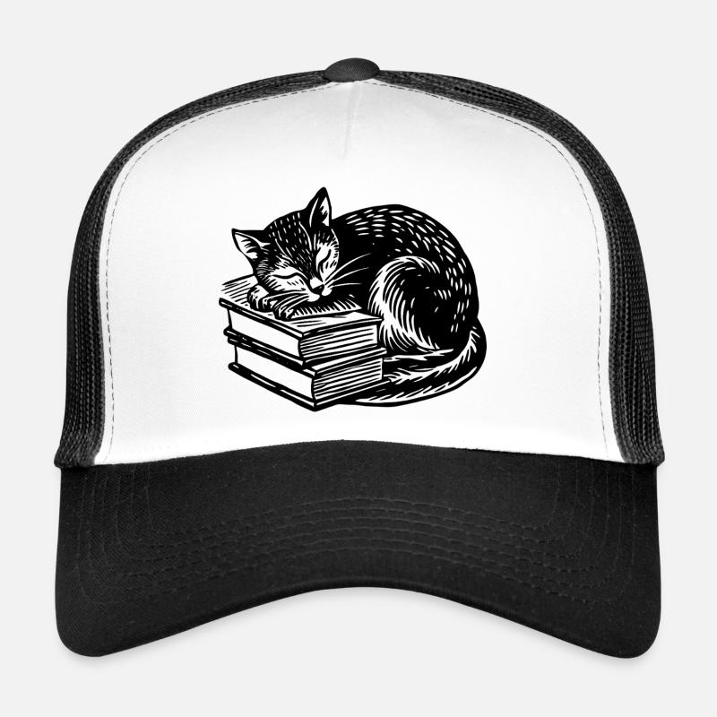 Katze schläft auf Buch Trucker Cap