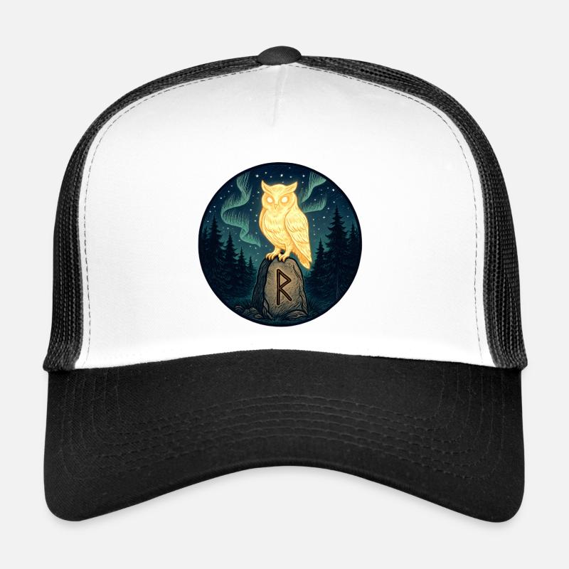 Goldene Eule über Mondfels im Wald Trucker Cap