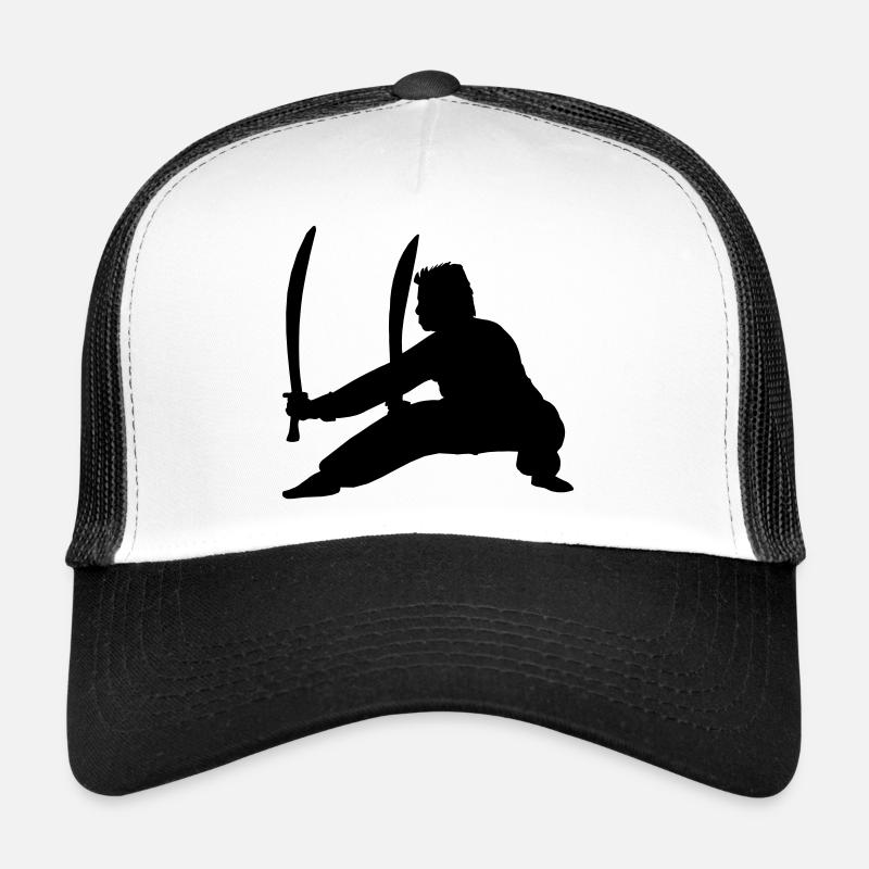 Kung Fu Praktizierender mit zwei Schwertern Trucker Cap