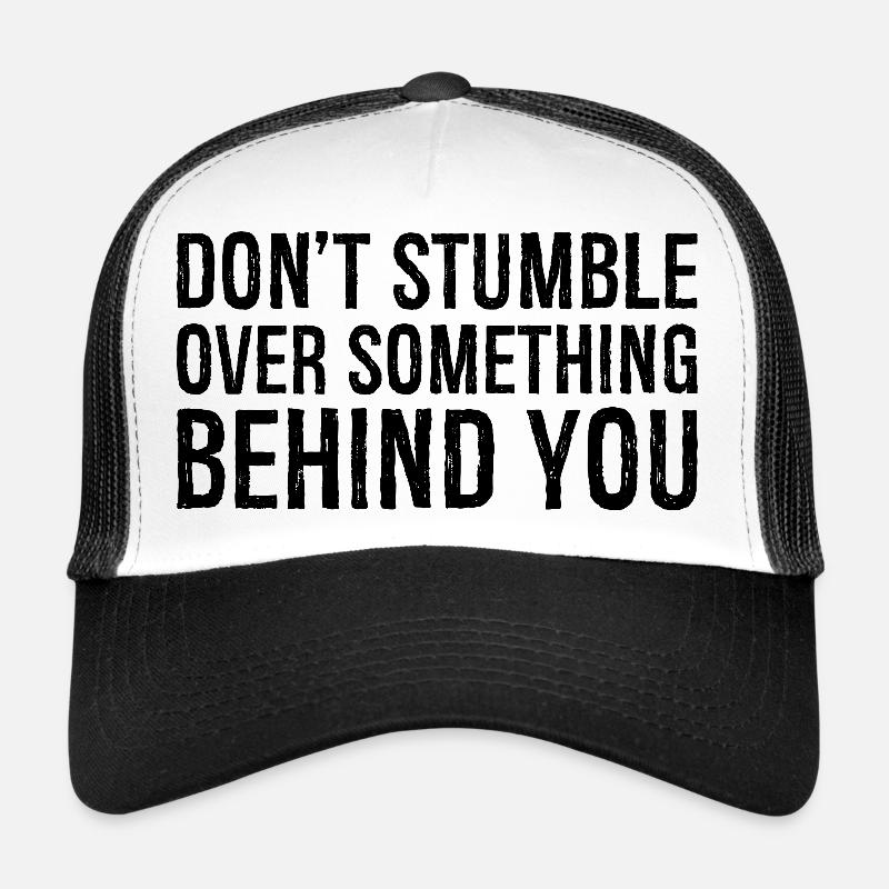 Ne trébuchez pas sur quelque chose derrière vous Casquette trucker 