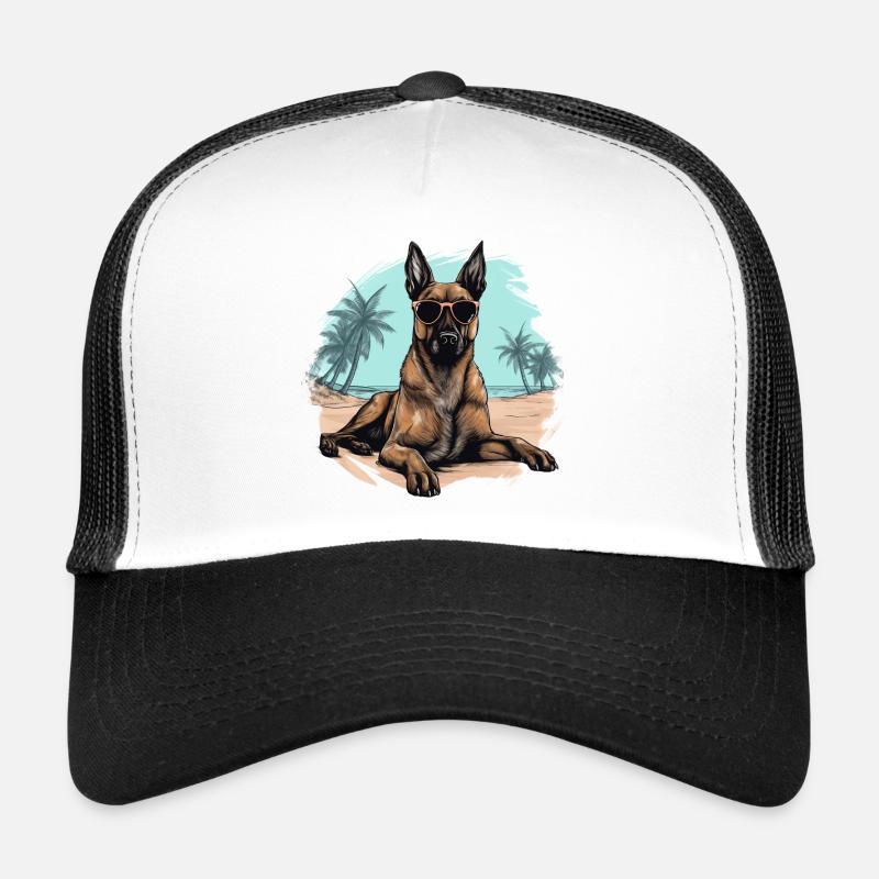 Belgischer Malinois mit Sonnenbrille am Strand Trucker Cap