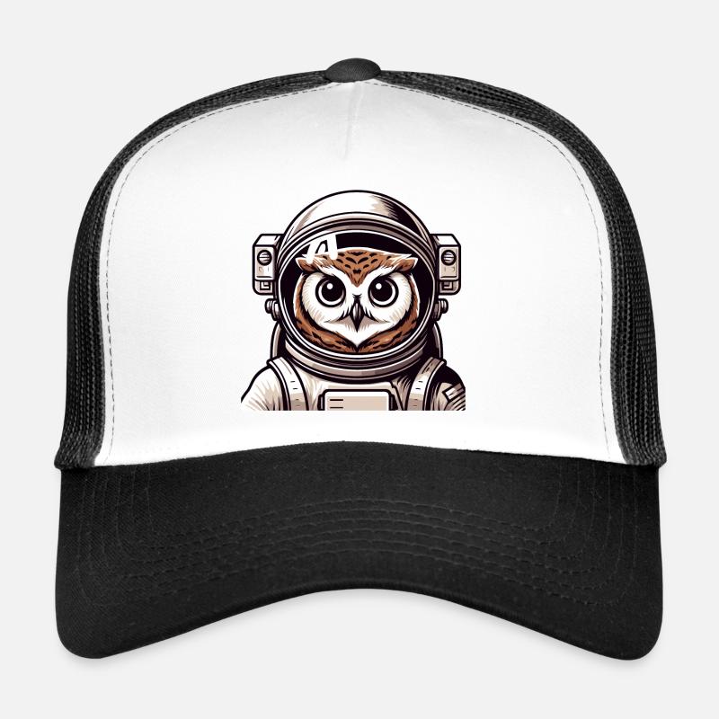Eine Astronauten-Eule im Cartoon-Stil Trucker Cap