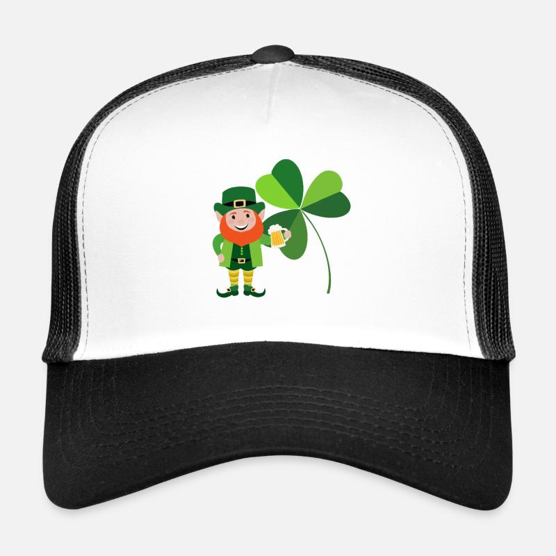 Kobold lächelnd vor einem irischen Kleeblatt Trucker Cap