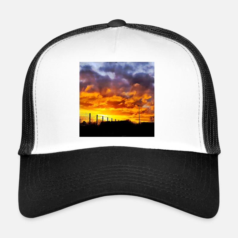 Coucher de soleil – Couleurs de feu dans le ciel du soir Casquette trucker 