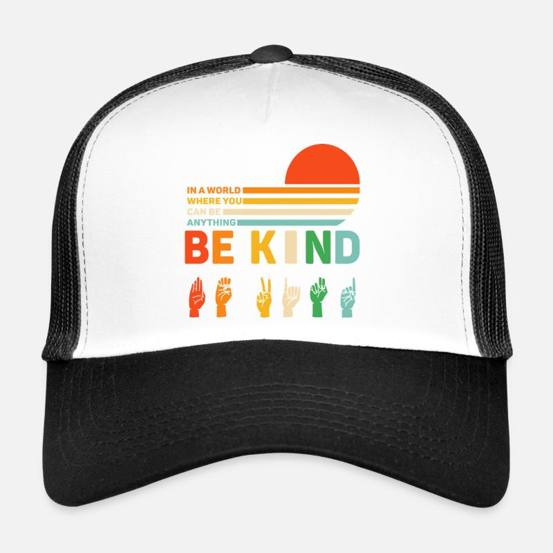 in einer Welt, in der du alles sein kannst, freundlich sein kannst Trucker Cap