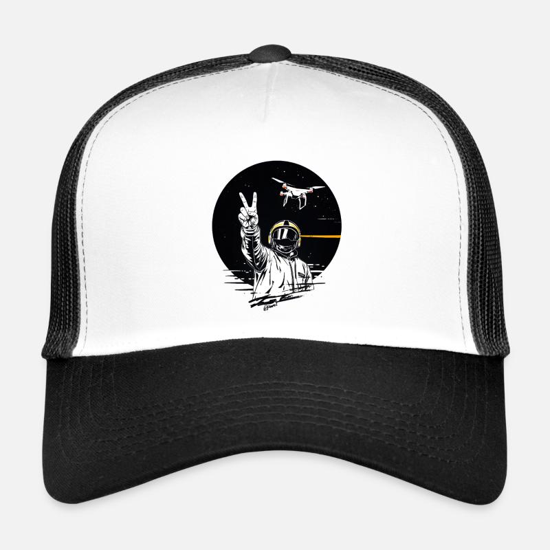 Weltraumheld mit Friedenshand Trucker Cap