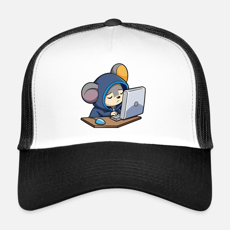 Une souris pirate mignonne dort dans un sweat à capuche devant le PC Casquette trucker 