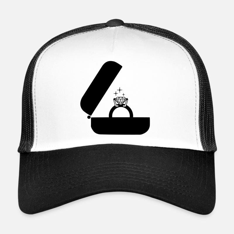 Bague de mariage bijoutier avec un gros diamant dans la boîte Casquette trucker 