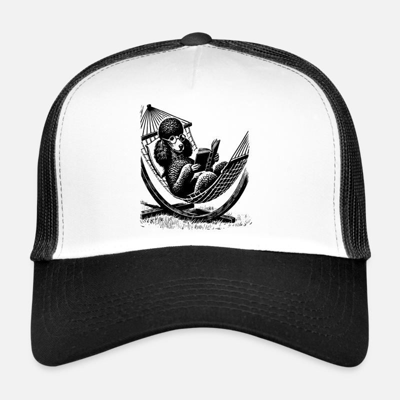 T-Shirt mit einem Pudel, der ein Buch liest Trucker Cap