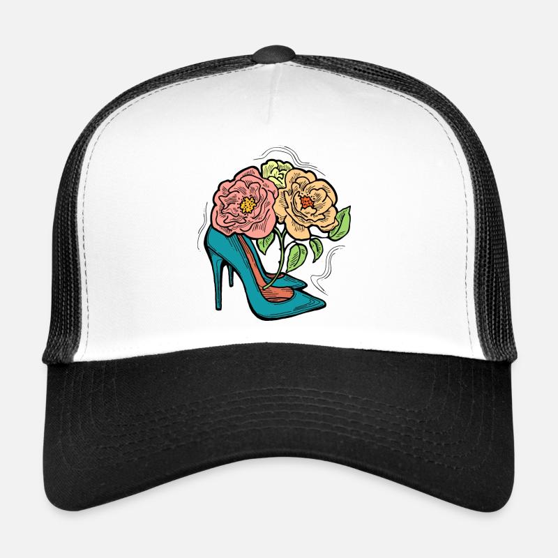 Chaussures à talons hauts avec fleur de rose. Style romantique. Casquette trucker 