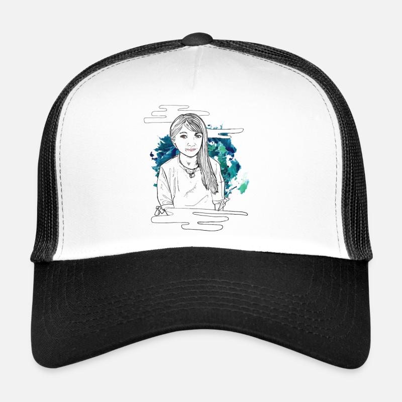 Lächelndes Mädchen mit Muster Trucker Cap