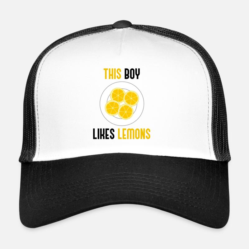 Garçon aime les citrons mangeant des agrumes en Casquette trucker 