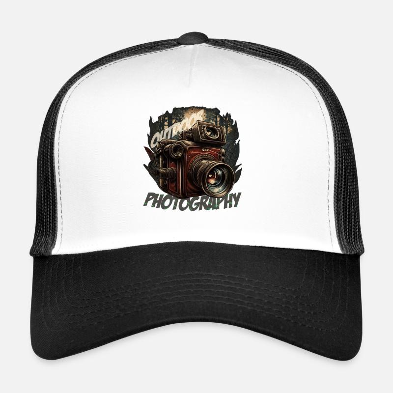 Kamera im Wald mit Schriftzug Trucker Cap