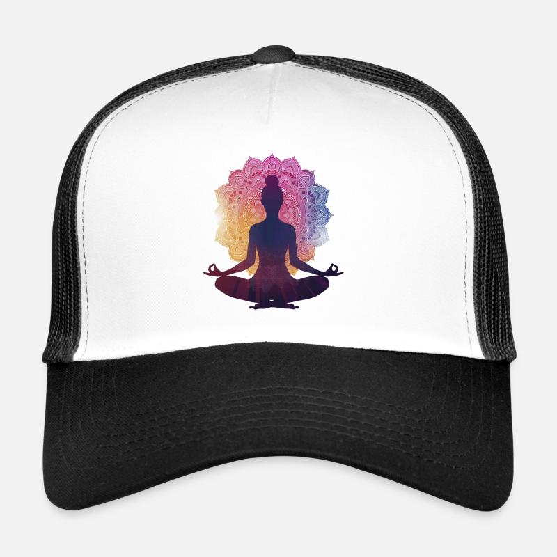 Stille in der Pose: Eine Yoga-Silhouette mit Manda - Trucker Cap - Weiß/Schwarz