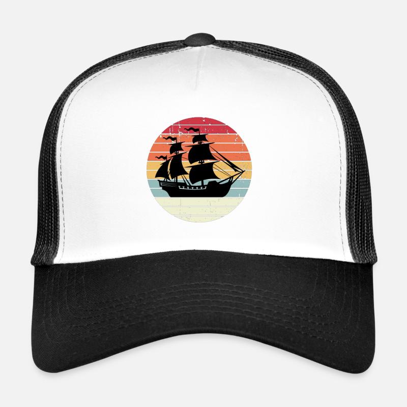 Pirate ship on the sea at sunset - Trucker Cap - white/black