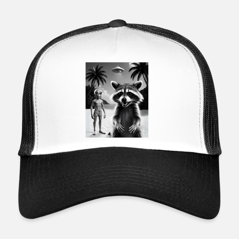 Waschbär macht ein Selfie am Strand mit Alien Trucker Cap