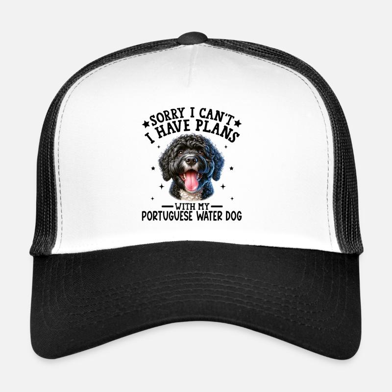 Lebhafter schwarz-weißer Hund mit lockigem Fell Trucker Cap