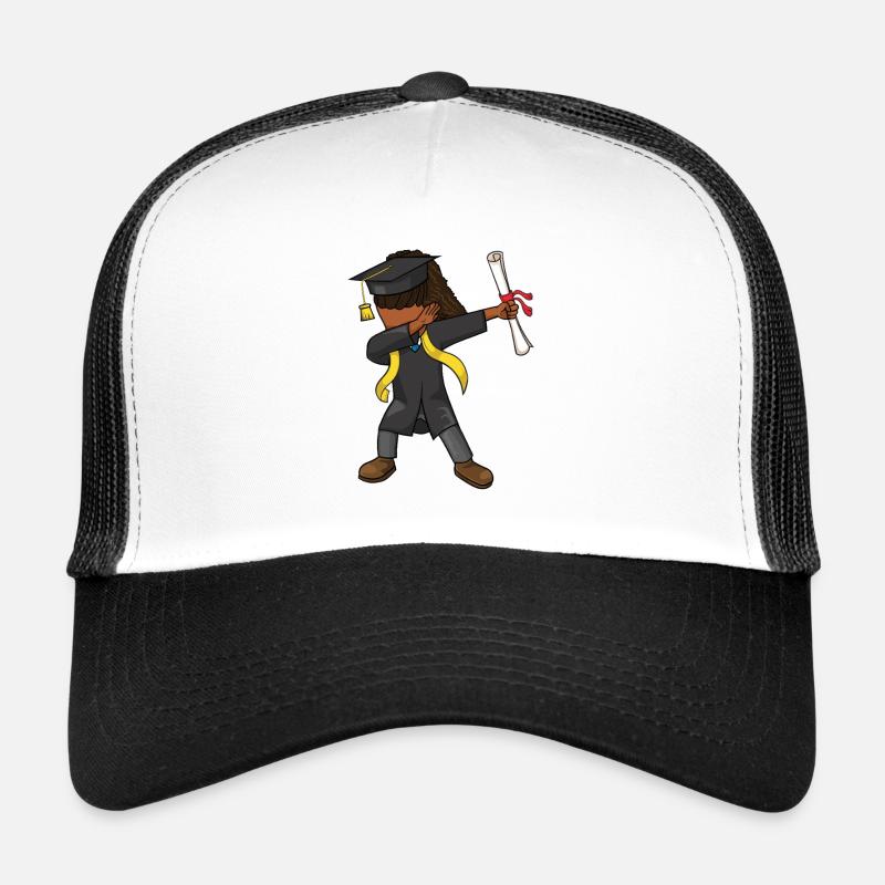 Fille noire diplômée en train d’afro-taber, cheveux bouclés Casquette trucker 
