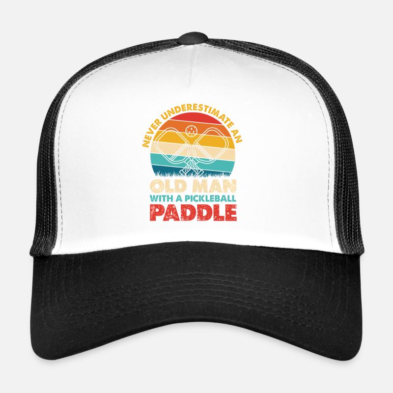 Alter Mann mit Pickleball Paddel Trucker Cap