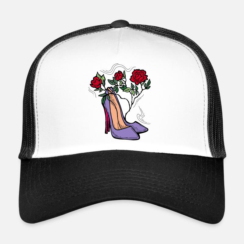 Chaussures à talons hauts avec fleur de rose. Style romantique. Casquette trucker 