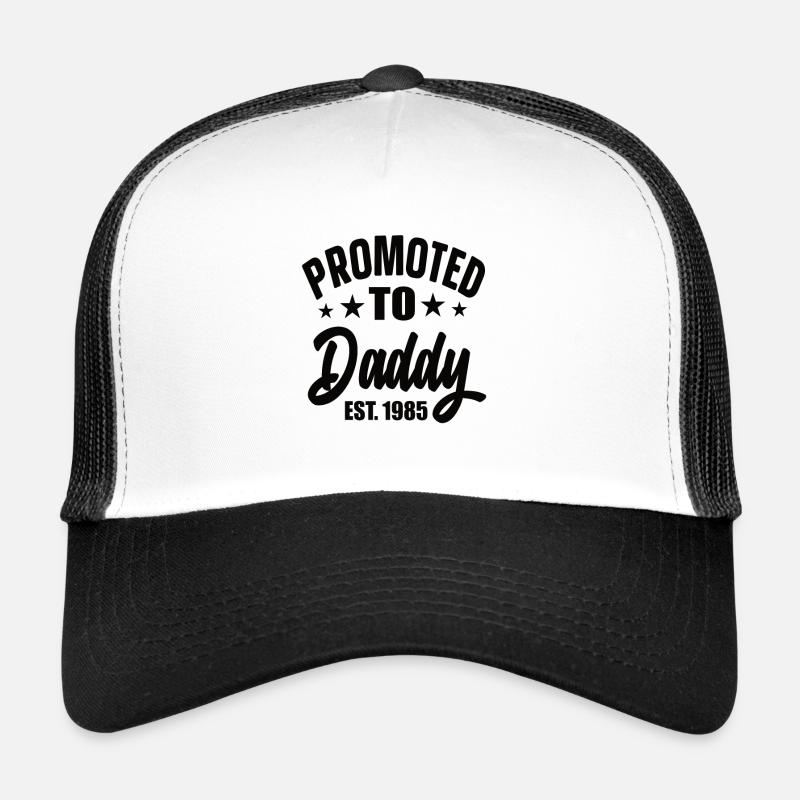 Awans na Daddy Est 1985 - Czapka truckerka - biały/czarny