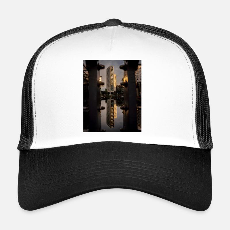 Gefangen zwischen den Schrauben Trucker Cap