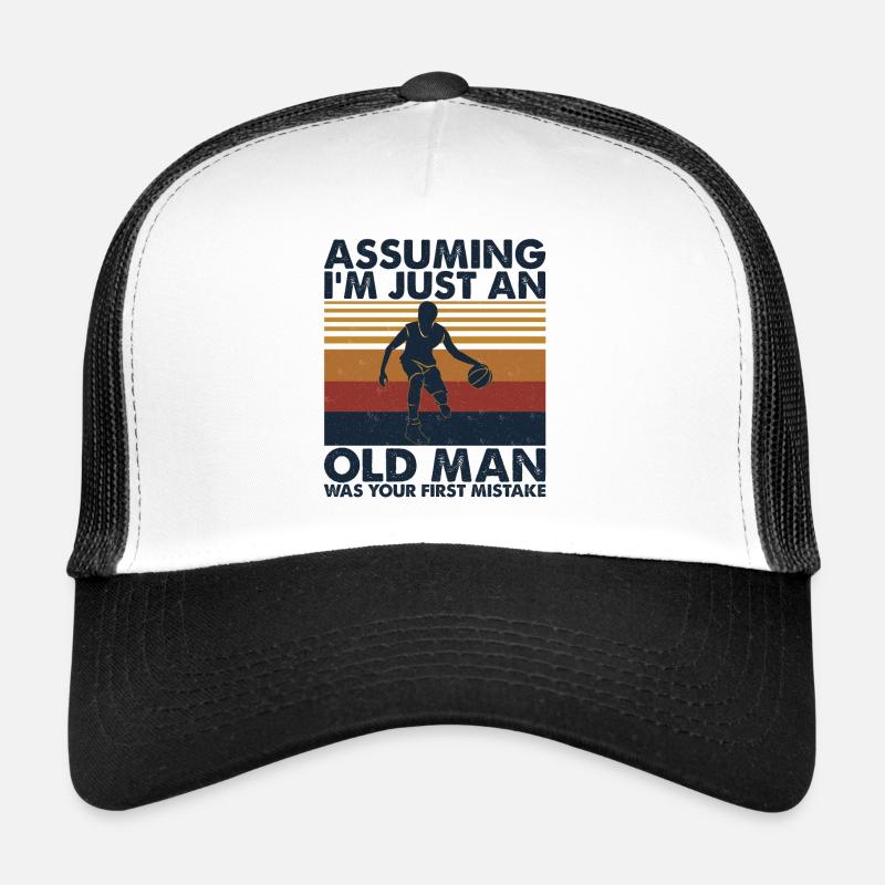 Basketball Men Assuming I'm Just An Old Man - Trucker Cap - Weiß/Schwarz