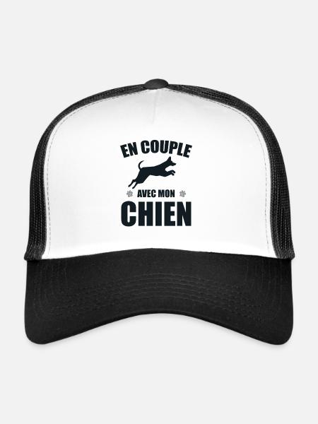 En Couple Avec Mon Chien Cadeau Humour Célibat - Casquette trucker  - blanc/noir - Devant
