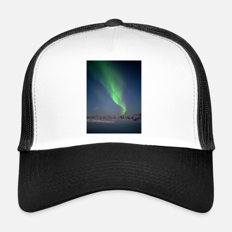 Nordlichter in der nächtlichen Winterlandschaft Trucker Cap