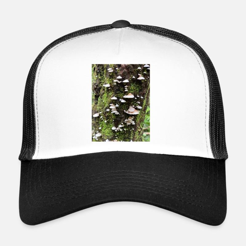 Moosbewachsene Pilzkolonie am Baum Trucker Cap