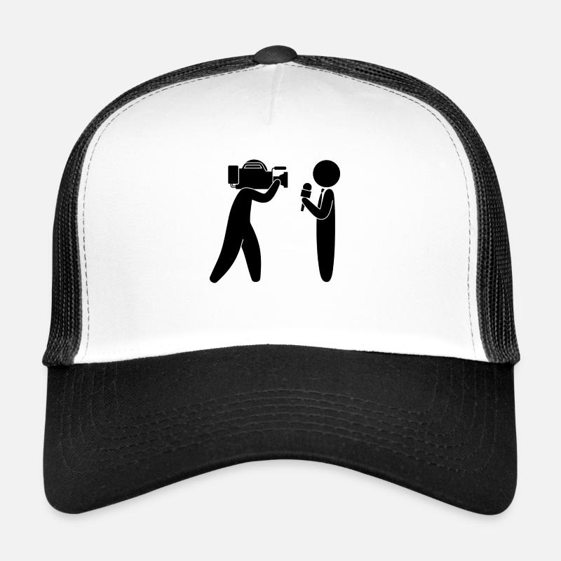 Reporter parle devant la caméra Casquette trucker 