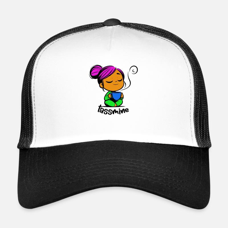Tassmine enspannt mit einer Tasse Tee oder Kaffee Trucker Cap