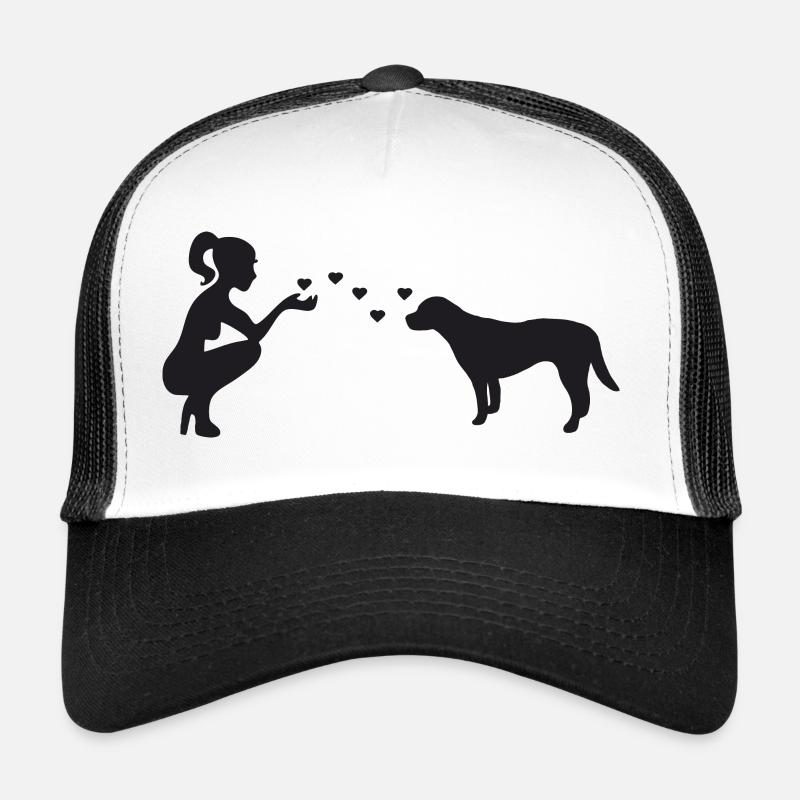 Labrador mit Frau Trucker Cap