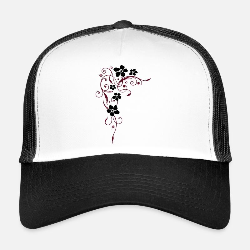 Fleurs avec ornement en filigrane. Casquette trucker 