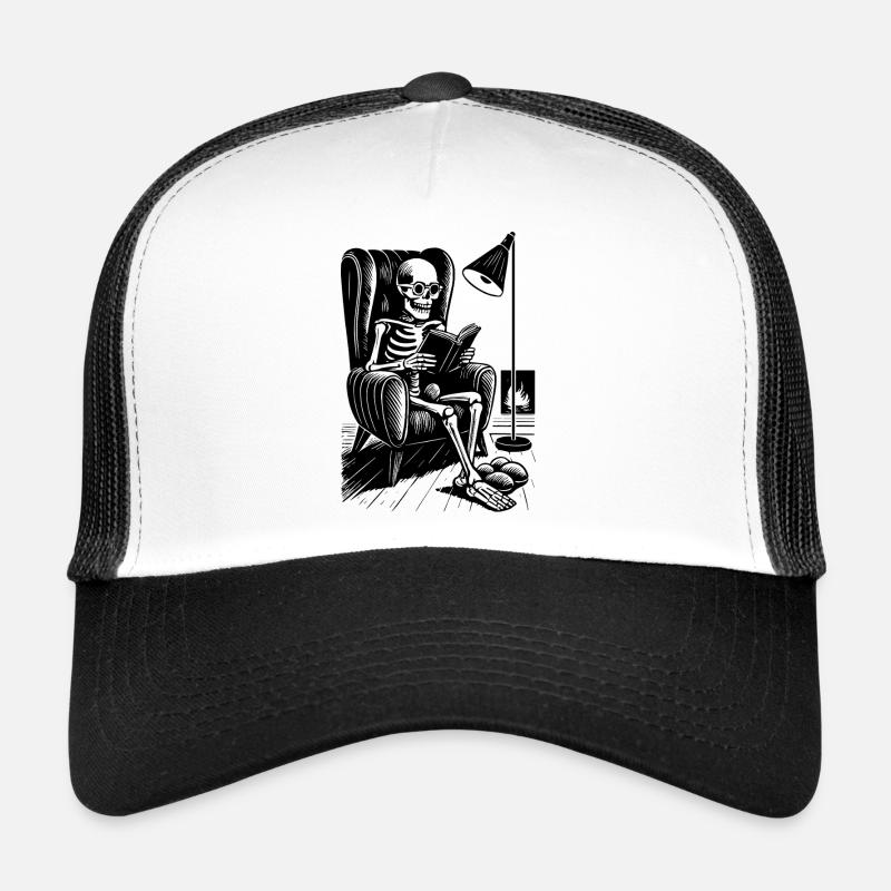 Lesendes Skelett im Lesesessel Trucker Cap