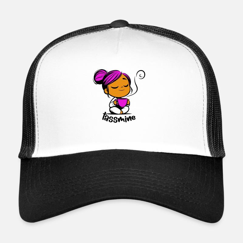 Tassmine enspannt mit einer Tasse Tee oder Kaffee Trucker Cap