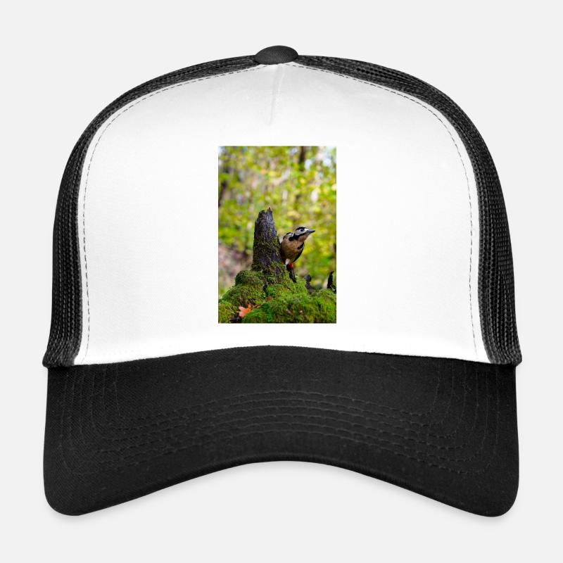 Waldspecht auf moosigem Baumstumpf Trucker Cap