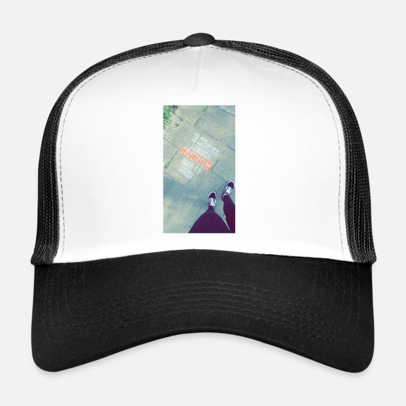 Graphiques sur le trottoir avec une barrée Casquette trucker 