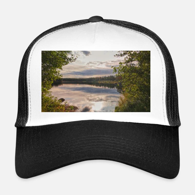 Spiegelung am Seeufer: Abendruhe Trucker Cap