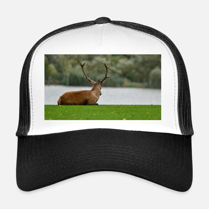 Hirsche am Ufer des Sees Trucker Cap